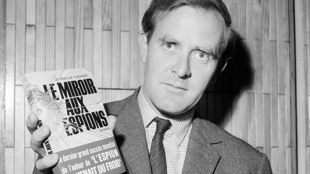 John le Carré holding the French edition of The Looking Glass War